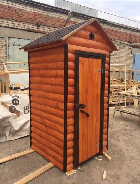Уличный деревянный туалет для дачи