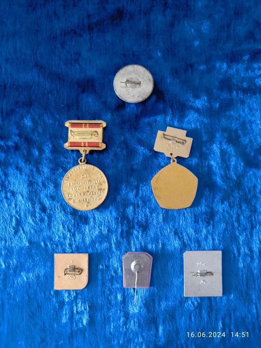 Продаются медали и значки с изображением В.И.Ленина