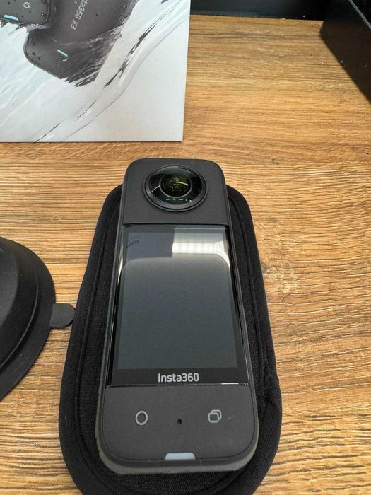 Екшън камера Insta 360 x3 / + Invisible stick и стойка за кола /