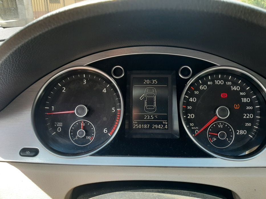 Vând Passat CC manual în 6 trepte Diesel 2 litri 175 cai putere,preț  7.000 euro mai multe detalii la tel 0743584181.Anul mașini este din 2009