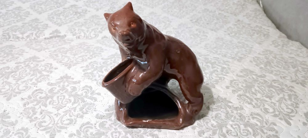 СОЦ статуетка „Мечок с котле“ – винтидж керамика, отлично състояние!