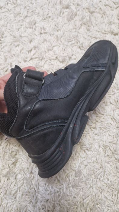 Продам демисезонные кроссовки