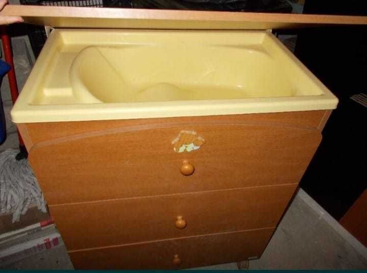 Comodă sertare /dulap cu cădită și  masa înfășat-schimbat scutece