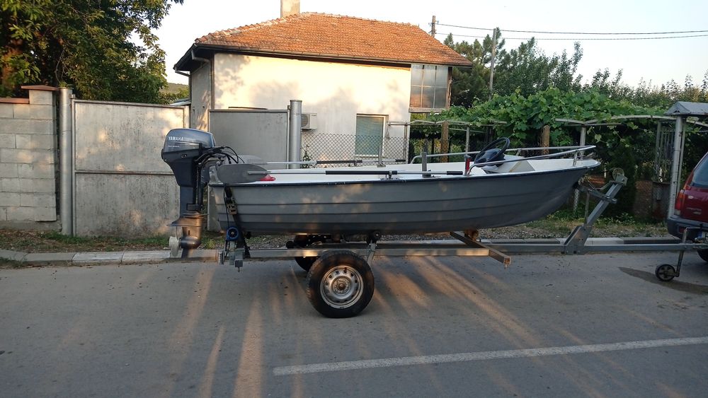Лодка с колесар и двигател