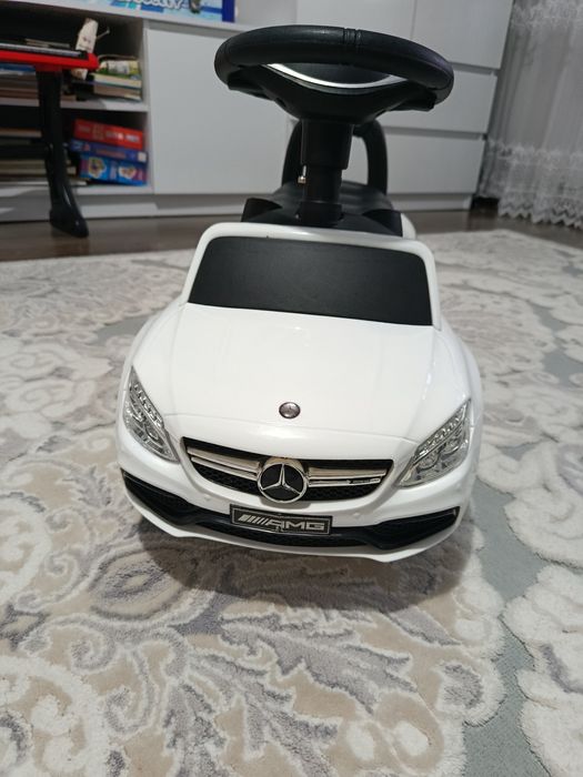 Mașinuța cu sunete pe volan .nu este electrică , folosită doar în casă