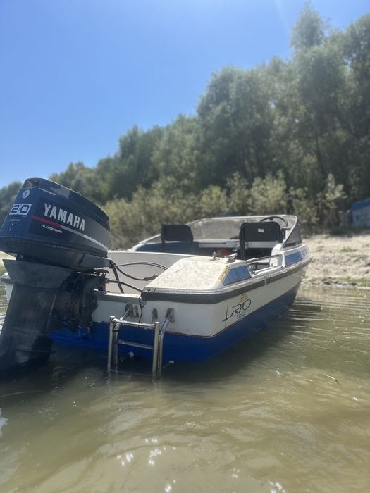 barcă cu motor si peridoc