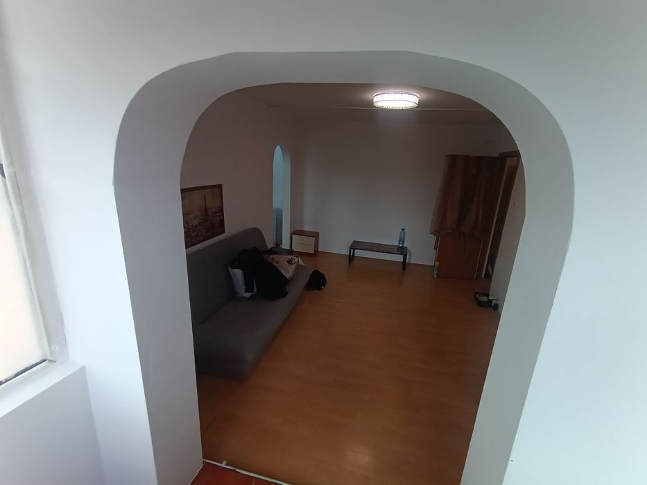 apartament 2 camere semidecomandat loc de parcare stare buna