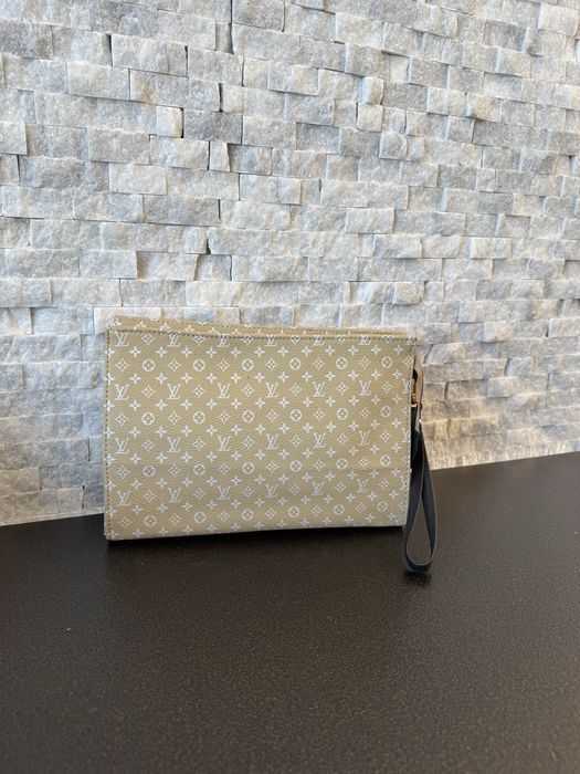 Неустоим модел чанта клъч.