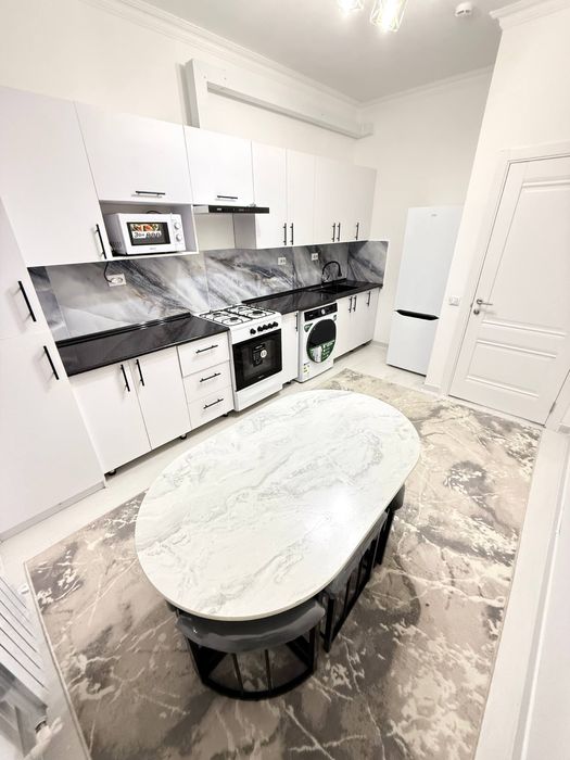 Шаҳар марказида 3 хонали замонавий квартира. Новостройка.