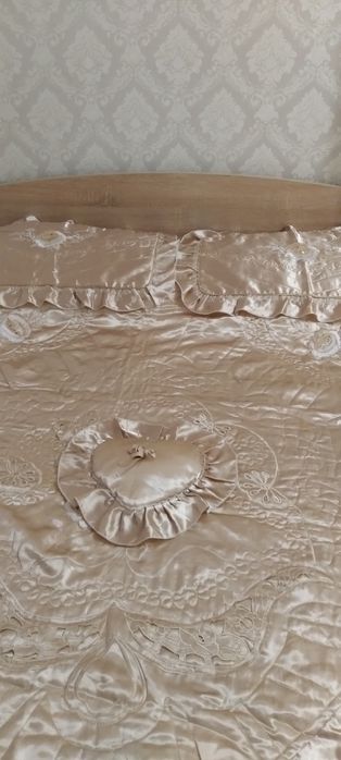 Продаётся покрывало с наволочками.