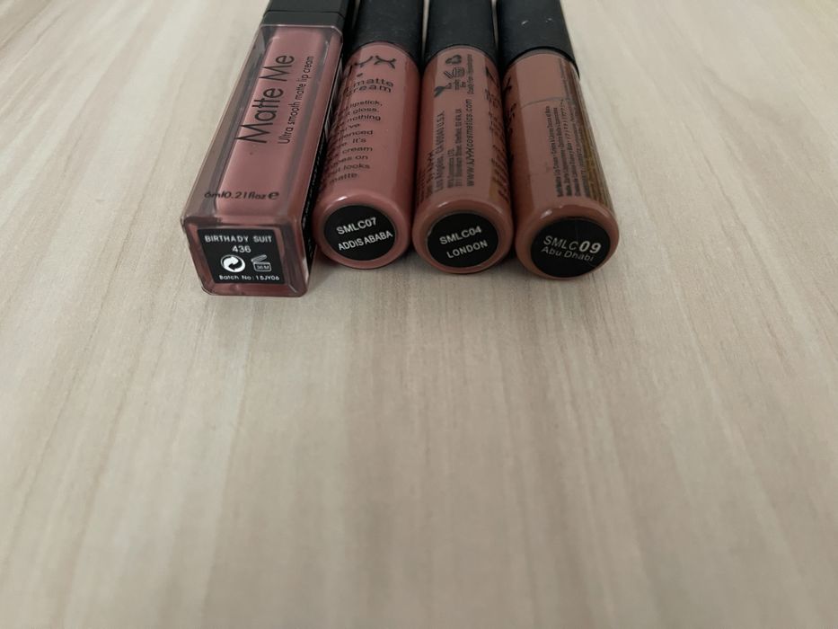 Жидкие, матовые помады для губ.