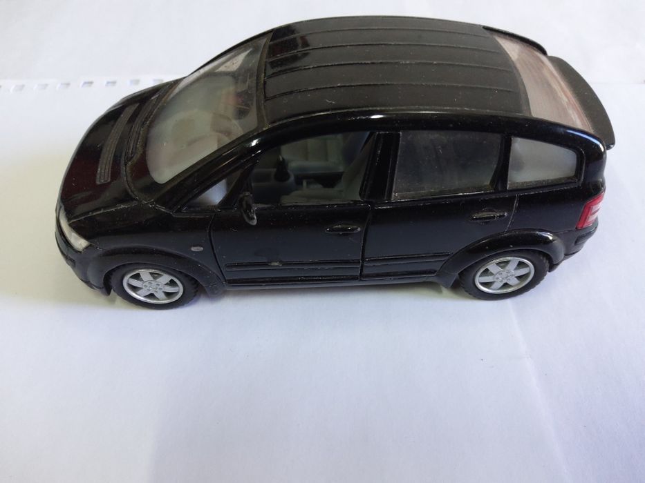 Моделька машины Audi A2