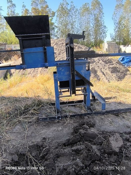 Gʻisht chiqaradigan apparat sotiladi