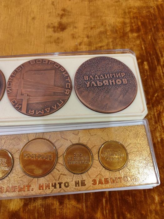 Продавам плакети