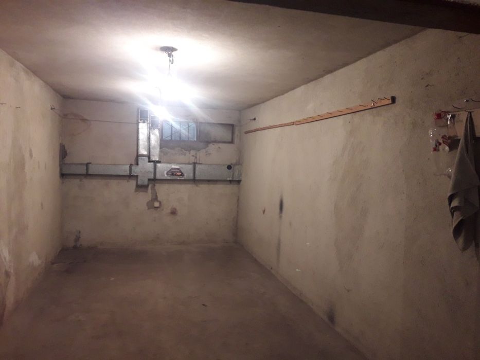 Продавам самостоятелен гараж на ул.Никулицел