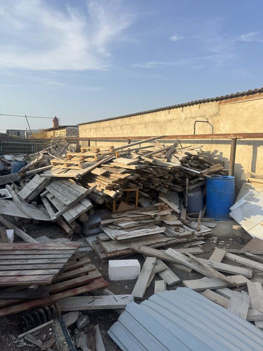 Бревна и доски для потолка