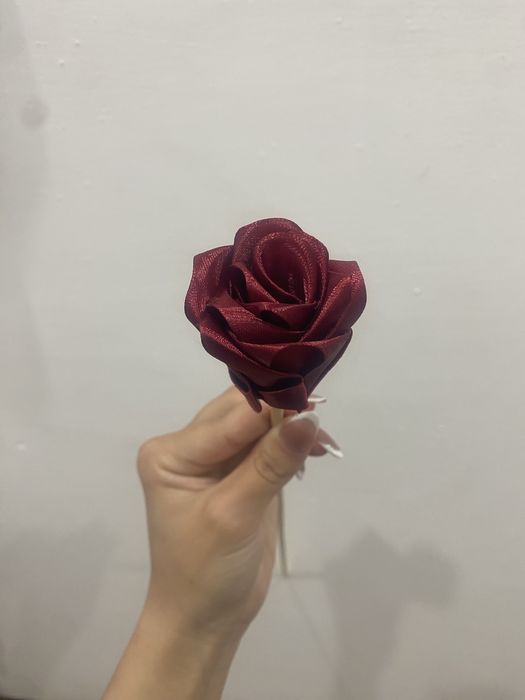 Розы из атласных лент