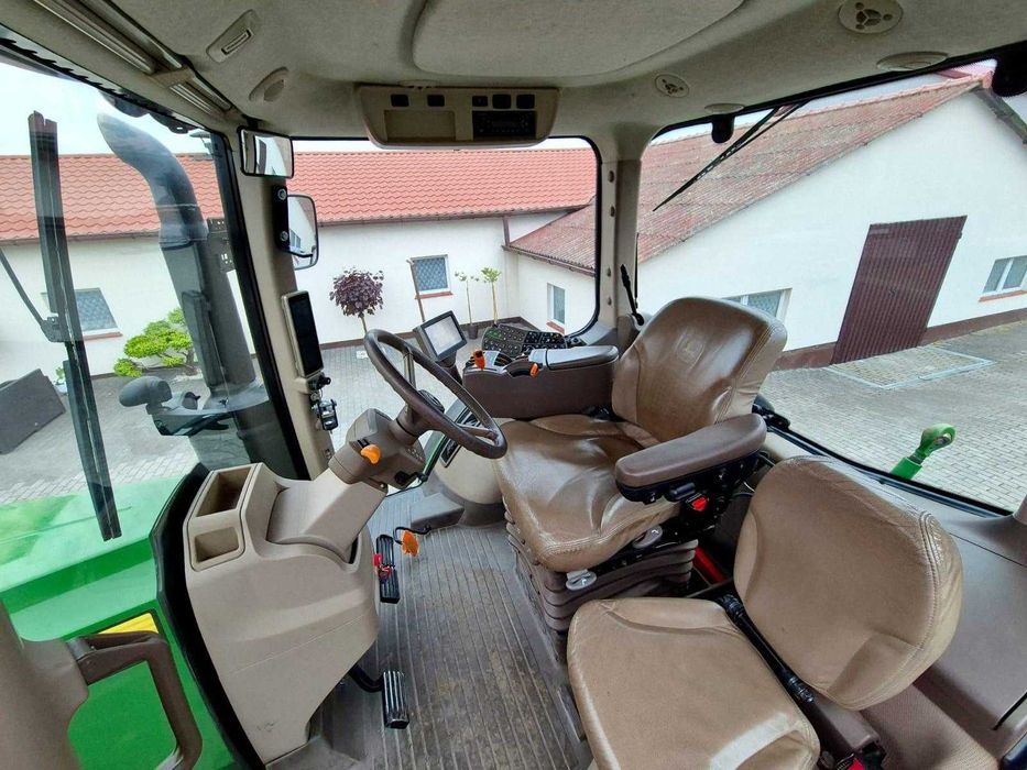 John Deere 8260R