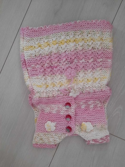 Бебешки ръчно плетени роклички и елеци за 10лв бр.