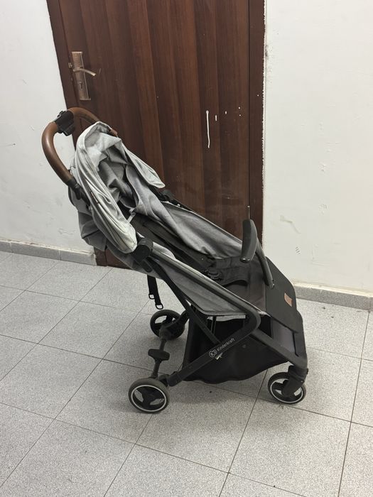 Продам коляска легкая срочно