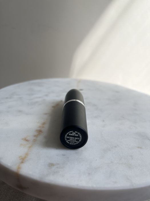 Дамско червило MAC оригинално като ново мат kinda sexy