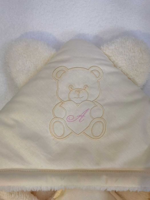 Порт бебе с бродерия на качулката и Буква