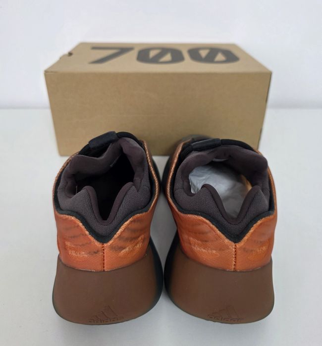 Adidasi Yeezy 700 Cooper Fade