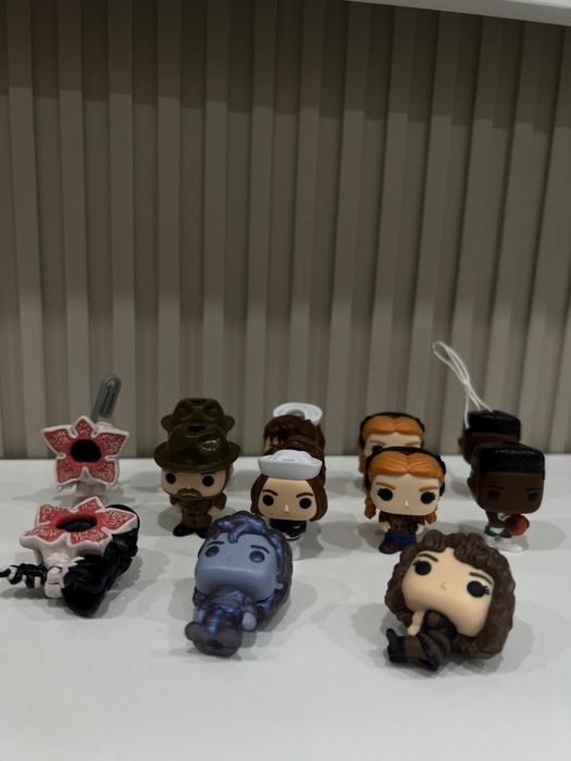 Продам фигурки Kinder Joy Stranger Things