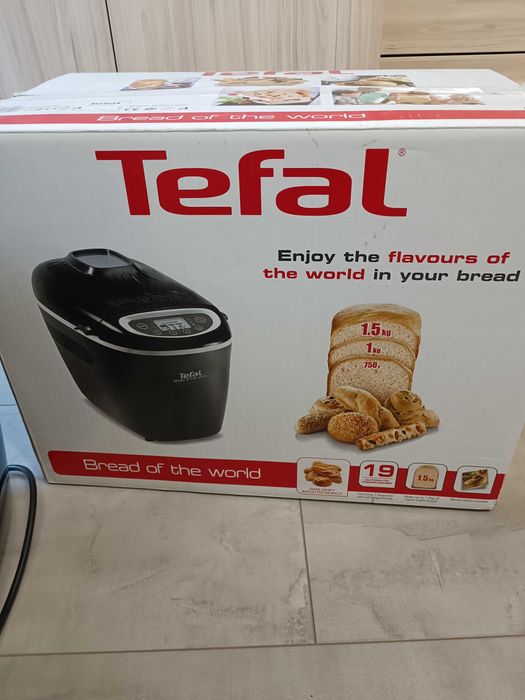 Хлебопекарна Tefal много запазена. Липсват само тавичките за кифлички.