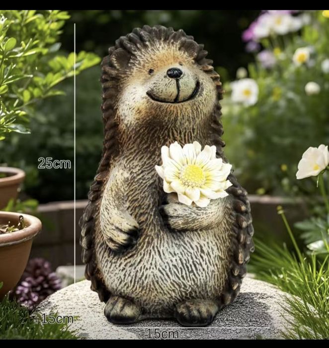 Садовый ёжик с цветком