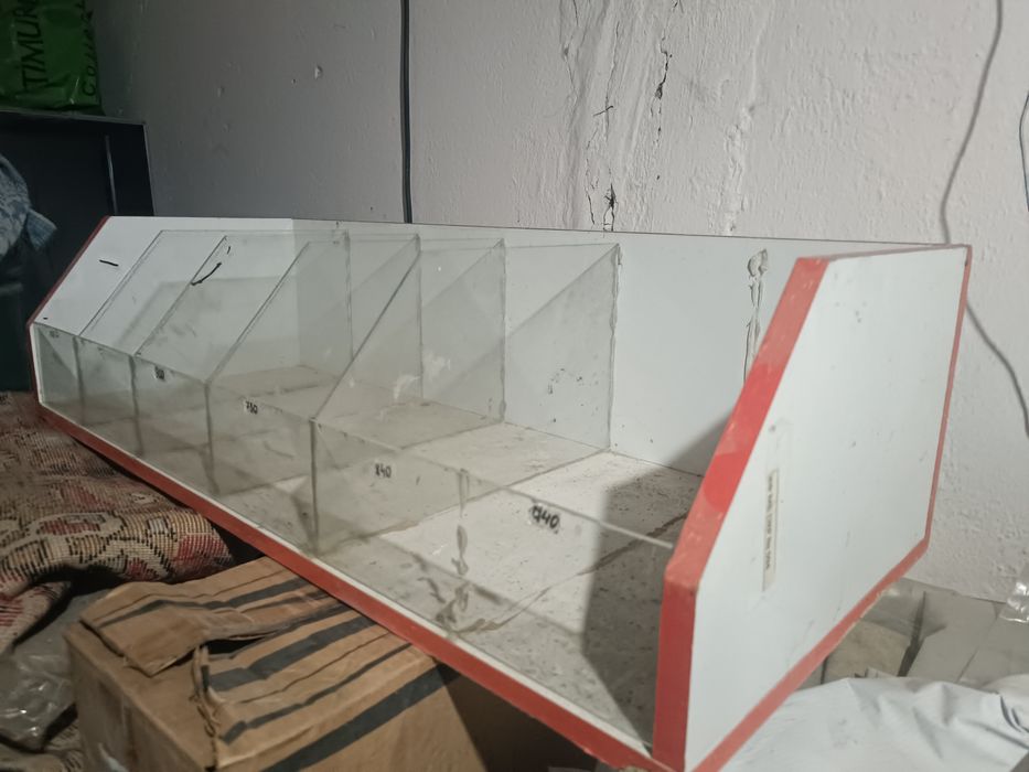 Полка для витрины магазина