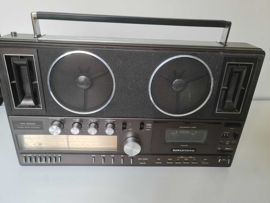 Radiocasetofon Grundig RR 3000 pentru piese sau reconditionat