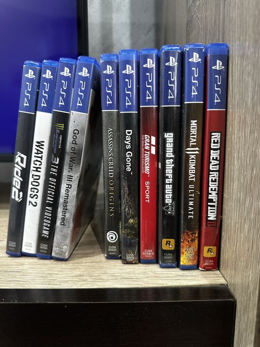 PS4 Slim 500GB + контролер + кабели + 10 оригинални игри