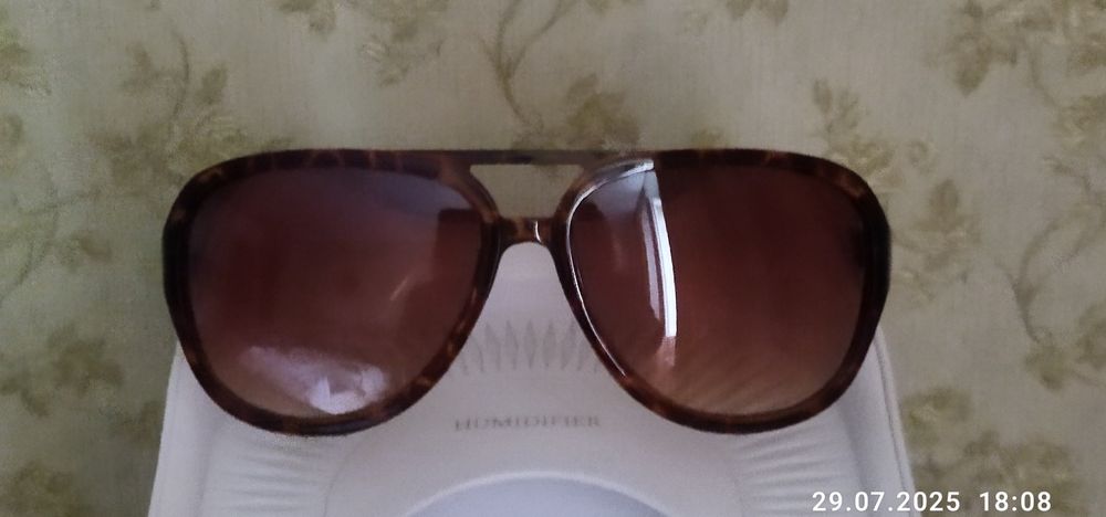 Солнцезащитные очки.