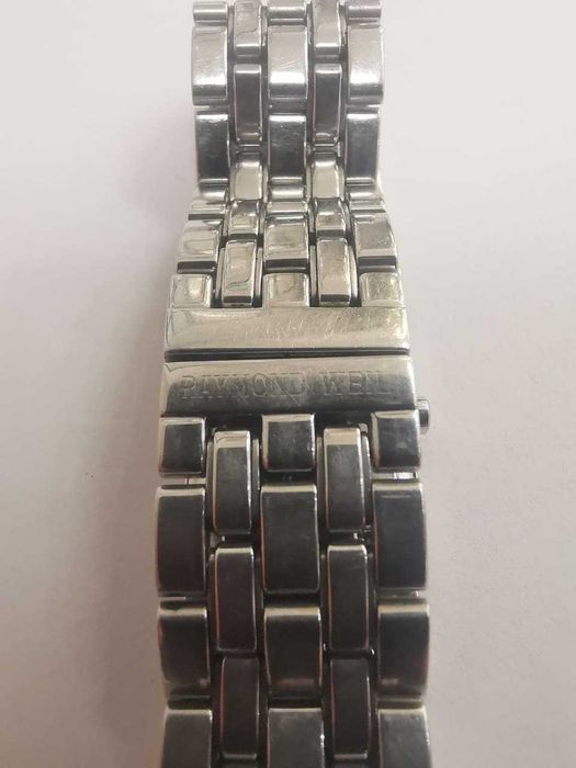 Продавам дамски часовник Raymond Weil