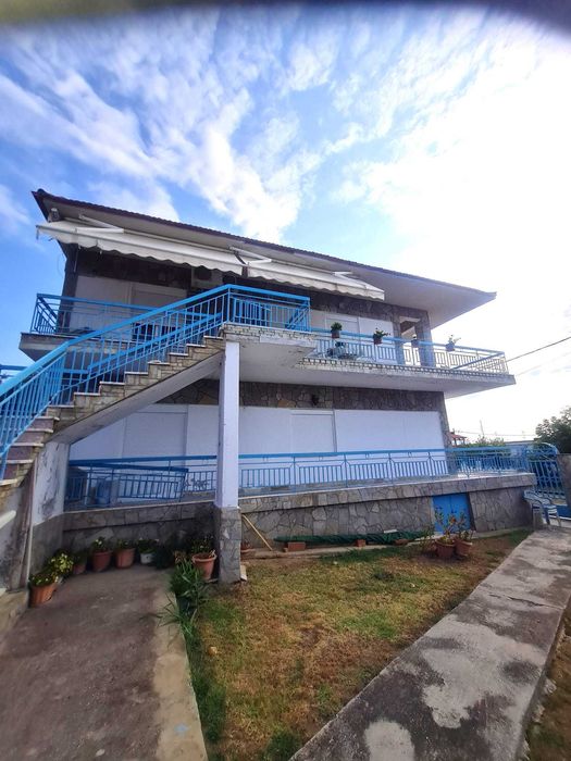 Продава 2 ет къща 240 м2 с двор 1200 м2 в Аспровалта, Гърция