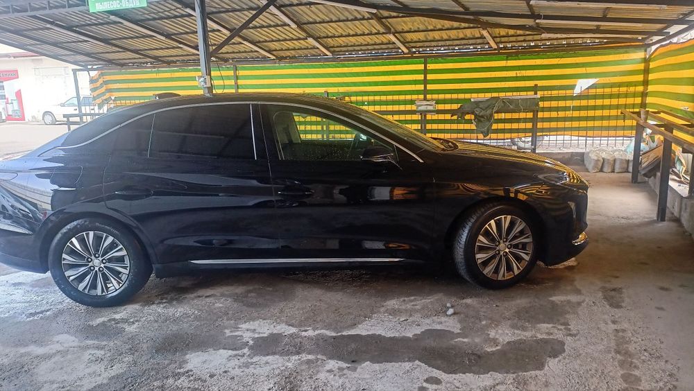 Honqi Eqm5  сотилади.