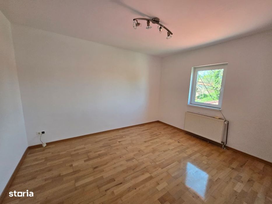 Casa individuala 7 camere+ apartament, 5 locuri de parcare. Sagului