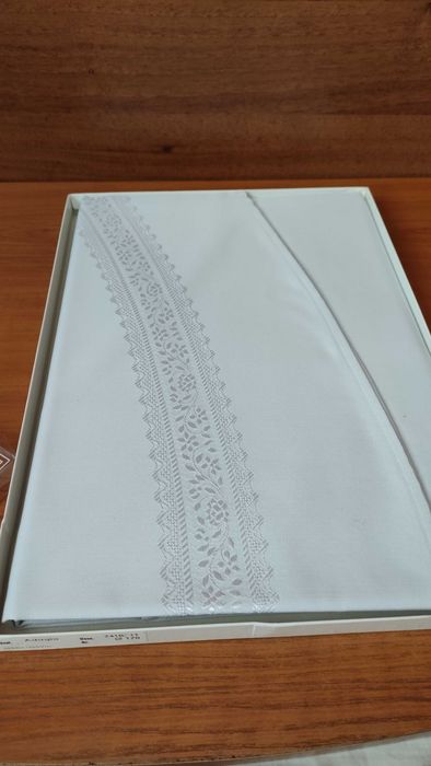 Луксозни немски покривки за кръгла маса с бродерия