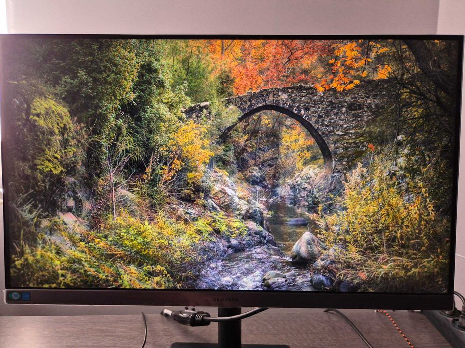 Монитор Samsung 24" FullHD IPS 75Hz модел F24T650 в отлично състояние