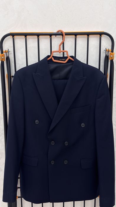 Темно синий костюм