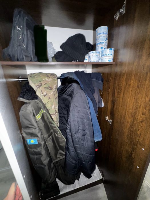 Шкаф с зеркалом коричнего цвета