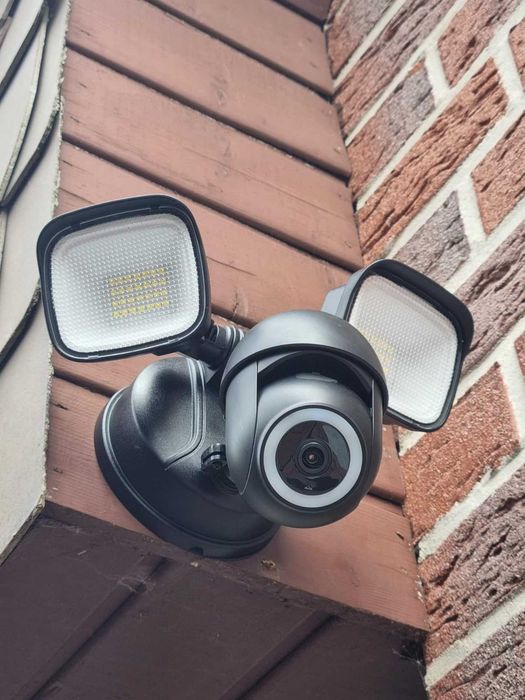2K външна WiFi камера Meloght с прожектор 3500LM, 360° и AI проследяване