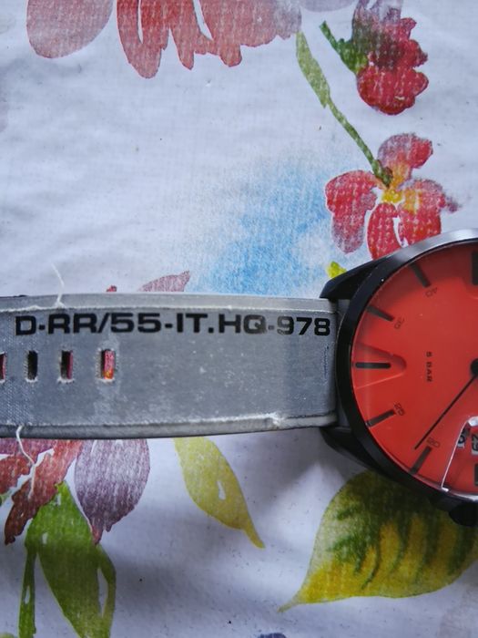 Vând ceas DIESEL dar are un mic defect nu merge bateria dar se schiba