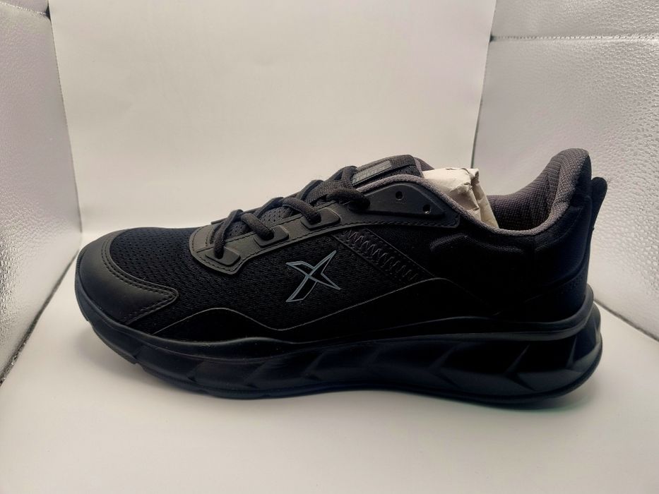 Мужские кроссовки Kinetix 42размера