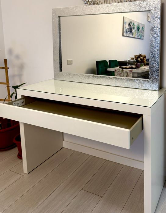 Masuta de machiaj cu oglinda