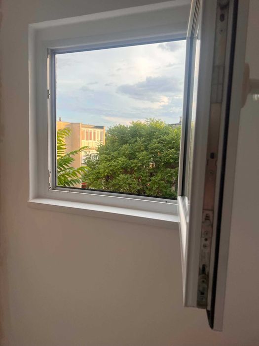 Vand garsoniera,confort 1,compusa din hol, baie, camera ,bucatarie si balcon izolat si inchis cu termopan ,etaj 4 ,str. Poetului, partial renovata,