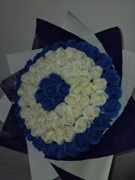 Buchet cu 81 de trandafiri de săpun.