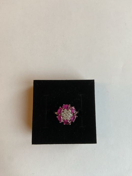 Inel din argint in forma de floare cu pietre albe si rosii