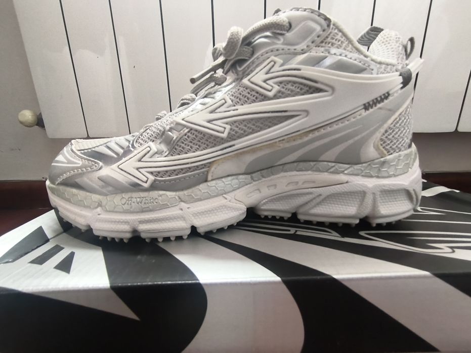 Кроссовки бренда Off-White, модель Be Right Back.